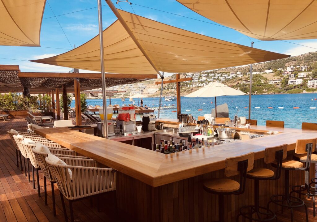 serafina mare beach scaled e1750233171300 1024x718 - Mare Beach G&uuml;ndoğan (Kapandı)