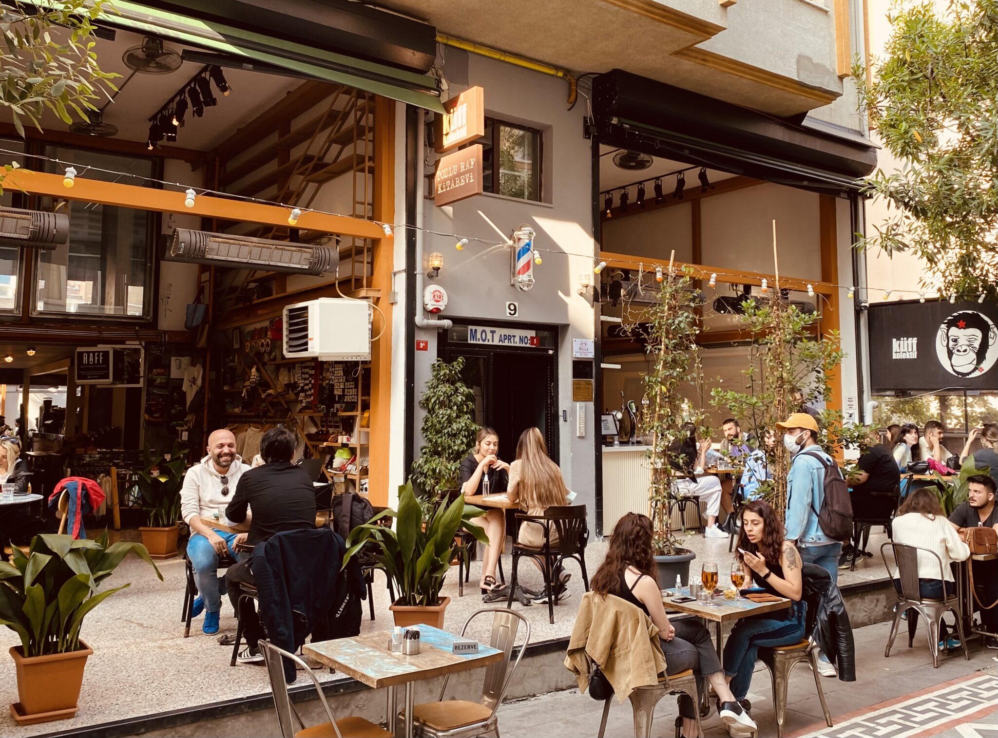 Kuff Yeldeğirmeni - Cafe in Yeldeğirmeni, Istanbul